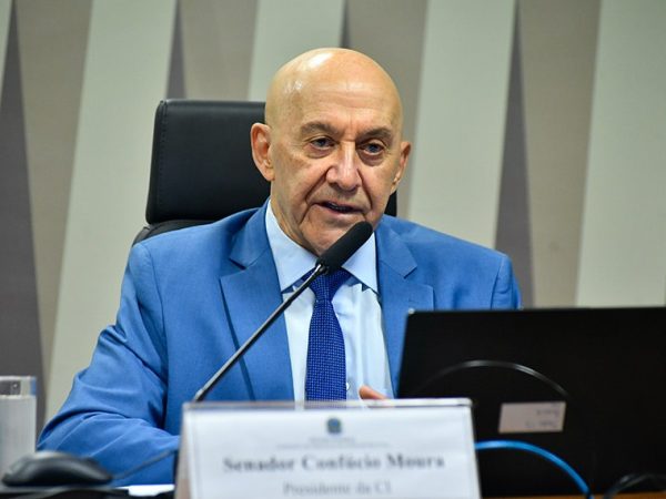 À mesa, presidente da CI, senador Confúcio Moura (MDB-RO), conduz reunião.