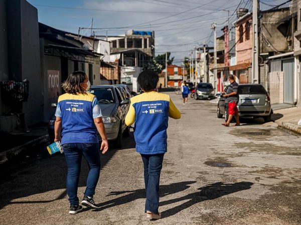 Novas localidades do Recife serão beneficiadas com as Estações Itinerantes de Orientações sobre a Covid-19 e as ações porta a porta da Prefeitura do Recife, nesta semana. Neste sábado (8), o prefeito Geraldo Julio anunciou os oito bairros que vão receber as tendas e as áreas onde haverá visita a casas de pessoas dos grupos de risco da covid-19. A Secretaria de Saúde (Sesau) do Recife também dará continuidade às ações porta a porta nas comunidades de maior vulnerabilidade da cidade, onde são entregues máscaras e kits de higiene.