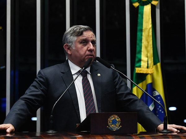 À tribuna, em discurso, senador Izalci Lucas (PL-DF).