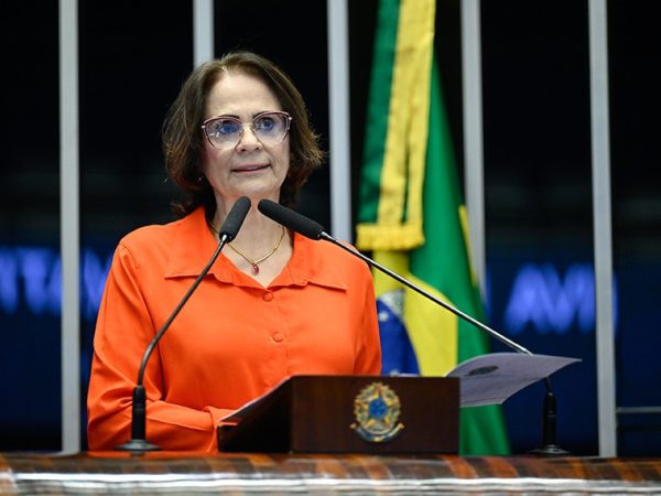 Em discurso, à tribuna, senadora Damares Alves (Republicanos-DF).