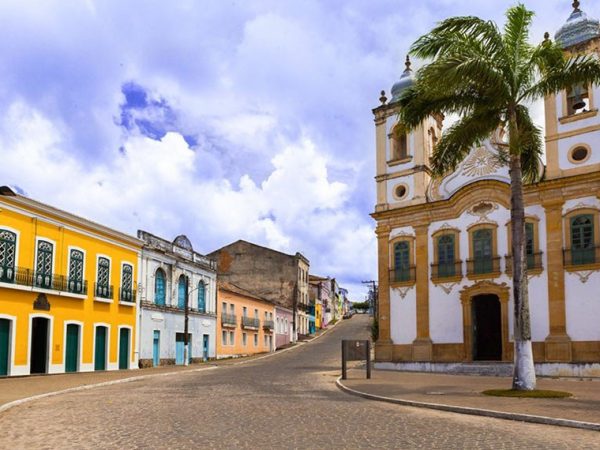 Com casario colonial reconhecido como patrimônio histórico, Penedo é um dos municípios da rota turística Pref. de Penedo