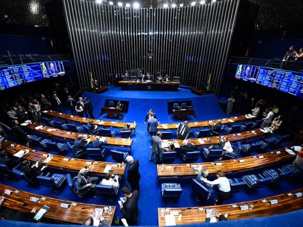 Mesa: 
líder do governo no Senado Federal, senador Jaques Wagner (PT-BA); 
presidente do Senado Federal, senador Rodrigo Pacheco (PSD-MG); 
secretário-geral da Mesa do Senado Federal, Gustavo A. Sabóia Vieira; 
senador Carlos Portinho (PL-RJ).