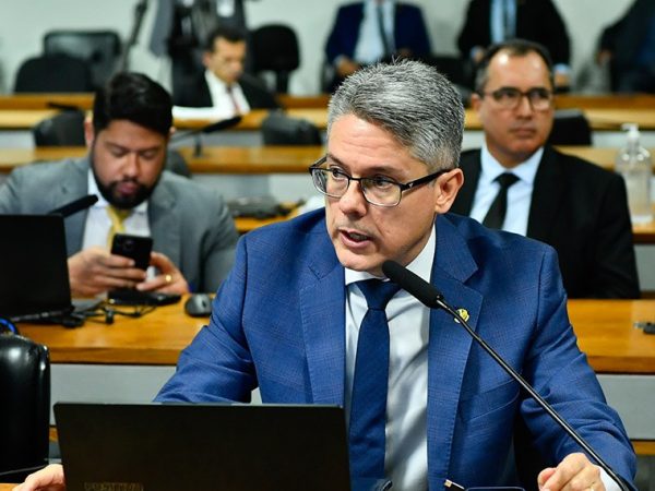 À bancada, em pronunciamento, senador Alessandro Vieira (MDB-SE).
