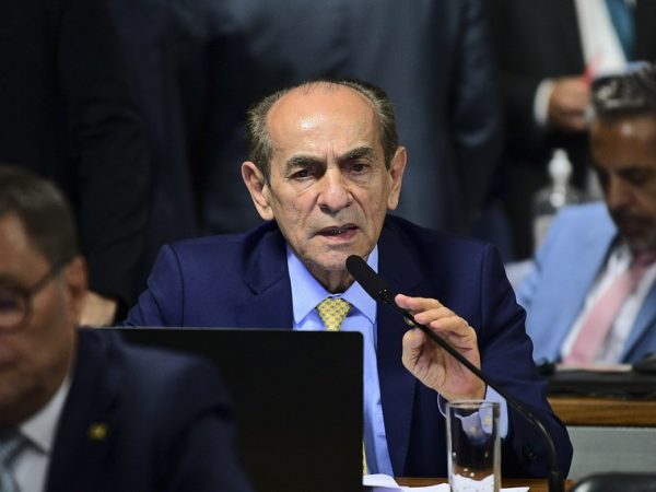 Em pronunciamento, à bancada, senador Marcelo Castro (MDB-PI).