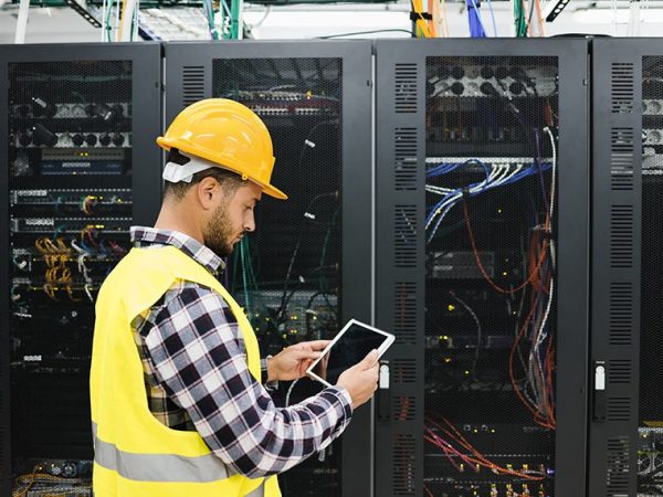 Especialistas ouvidos pelo Senado nas duas últimas semanas alertaram para o fato de que a pesquisa e o desenvolvimento de inteligência artificial (IA) consomem muita energia elétrica. Para eles, esse impasse ambiental e tecnológico precisa do olhar atento do Congresso Nacional. Atualmente, o Brasil tem pelo menos 160 centros especializados em processamento de dados, os chamados data centers, a maior parte deles na Região Sudeste (110).