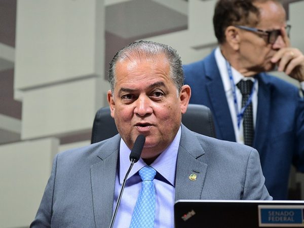 Mesa: 
presidente da CCDD, senador Eduardo Gomes (PL-TO).