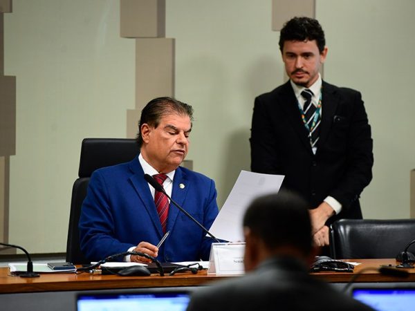 Presidente da CRE, senador Nelsinho Trad (PSD-MS) conduz reunião.