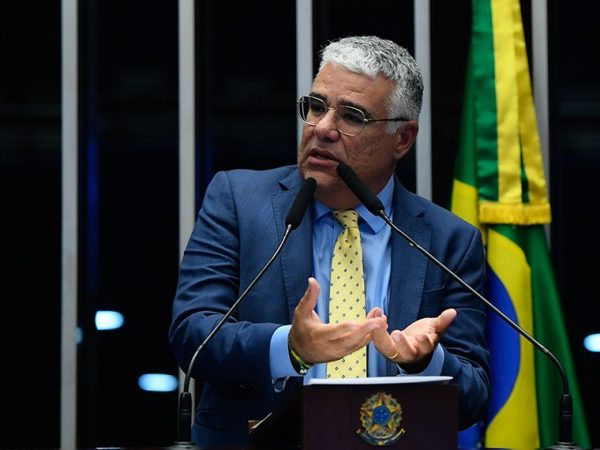Senador Eduardo Girão (Novo-CE) em discurso à tribuna.