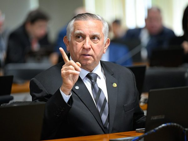 Em destaque, à bancada, senador Izalci Lucas (PL-DF).