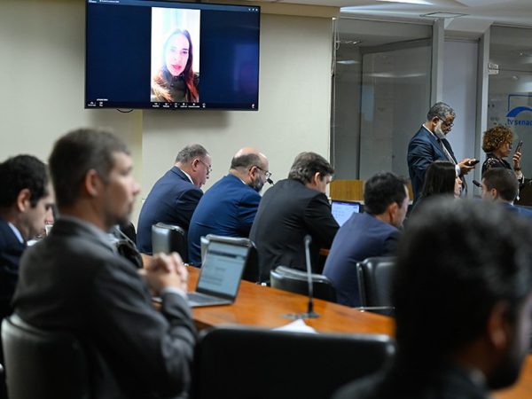 Telão exibe, pronunciamento, via videoconferência da senadora Daniella Ribeiro (PP-PB).