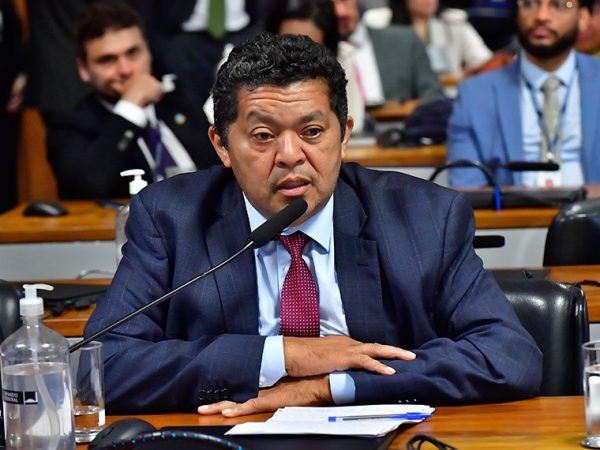 Em pronunciamento, à bancada, senador Beto Faro (PT-PA).