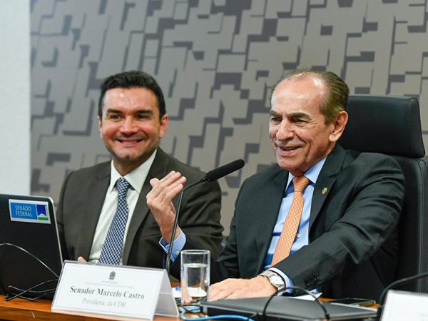 Mesa:
ministro de Estado do Turismo, Celso Sabino;
presidente da CDR, senador Marcelo Castro (MDB-PI) em pronunciamento.