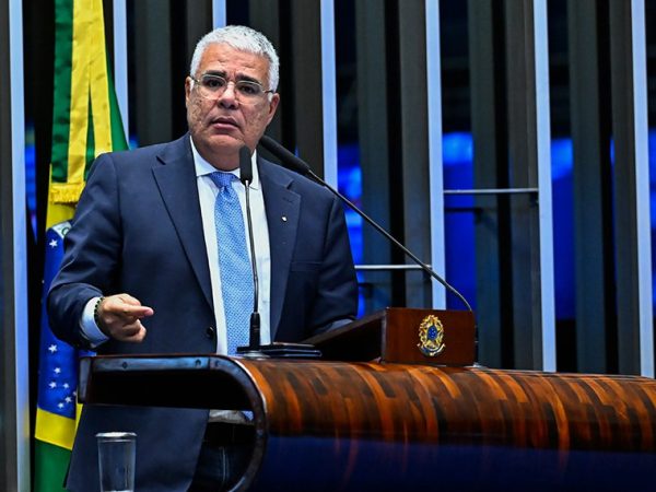 Em discurso, à tribuna, senador Eduardo Girão (Novo-CE).