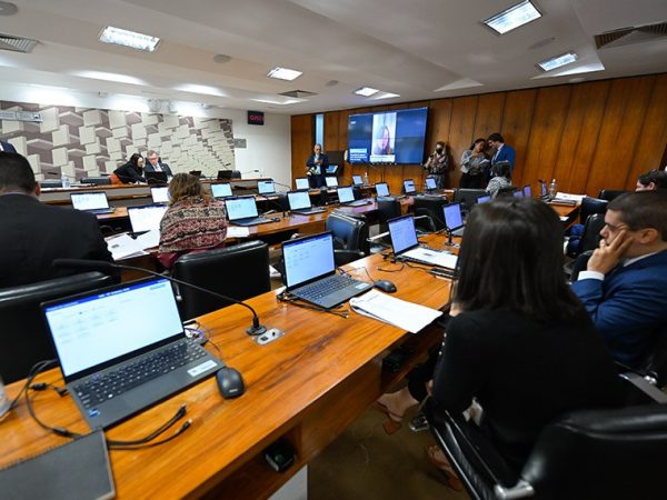 Telão exibe, pronunciamento, via videoconferência da senadora Daniella Ribeiro (PP-PB).