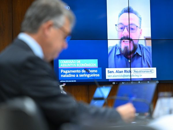 À mesa, presidente em exércicio da CAE, senador Laércio Oliveira (PP-SE), conduz reunião.