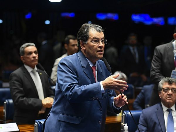À bancada, em pronunciamento, senador Eduardo Braga (MDB-AM).