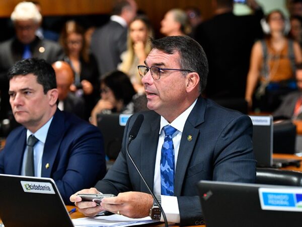 Em pronunciamento, à bancada, relator do PL 2.253/2022, senador Flávio Bolsonaro (PL-RJ).