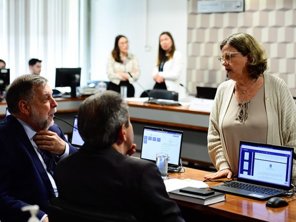 Presidente da CE, senadora Teresa Leitão (PT-PE) conversa com o senador Flávio Arns (PSB-PR).