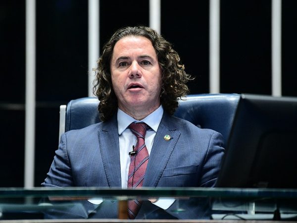 À mesa, vice-presidente do Senado Federal, senador Veneziano Vital do Rêgo (MDB-PB), conduz sessão.