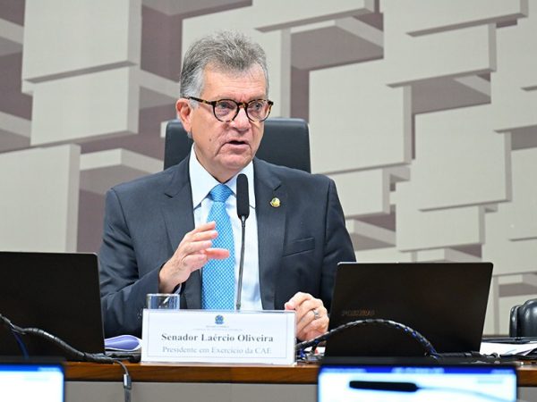 À mesa, presidente em exércicio da CAE, senador Laércio Oliveira (PP-SE), conduz reunião.