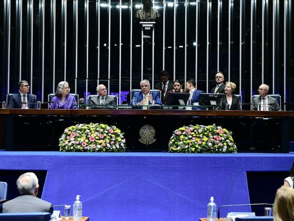 Mesa: 
juiz de Direito do Tribunal de Justiça do Estado de Minas Gerais, Haroldo Dutra Dias; 
vice-presidente e fundadora da Associação Brasileira de Magistrados Espíritas (Abrame), desembargadora Carmelita Indiano Americano do Brasil Dias; 
presidente da Associação Brasileira de Magistrados Espíritas (Abrame), desembargador Noeval de Quadros; 
presidente e requerente desta sessão, senador Eduardo Girão (Novo-CE); 
secretário desta sessão; 
presidente do Tribunal de Justiça do Estado de Mato Grosso e vice-presidente da Associação Brasileira de Magistrados Espíritas (Abrame), desembargadora Clarice Claudino da Silva; 
ministro do Superior Tribunal de Justiça (STJ), no período de 1989 a 2002, e fundador da Associação Brasileira de Magistrados Espíritas (Abrame), Paulo Roberto Saraiva Costa Leite.