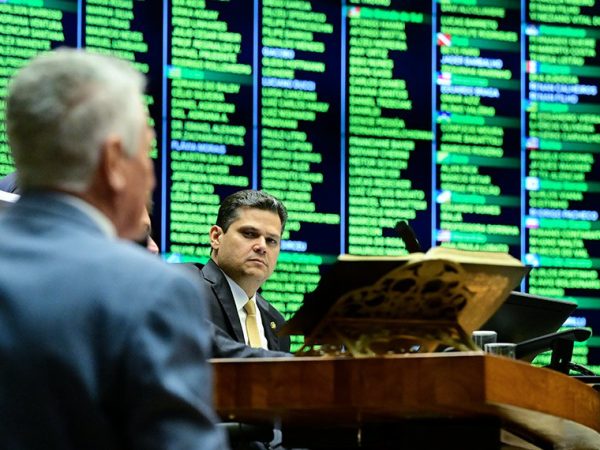 Presidente do Senado Federal, senador Davi Alcolumbre (União-AP) em destaque à mesa.