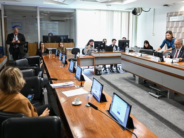 À bancada, senadora Damares Alves (Republicanos-DF).