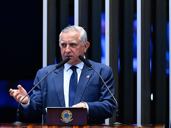 Senador Izalci Lucas (PL-DF) em discurso à tribuna.
