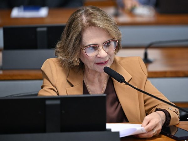 Em pronunciamento, à bancada, senadora Damares Alves (Republicanos-DF).