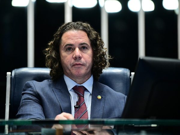 À mesa, vice-presidente do Senado Federal, senador Veneziano Vital do Rêgo (MDB-PB), conduz sessão.