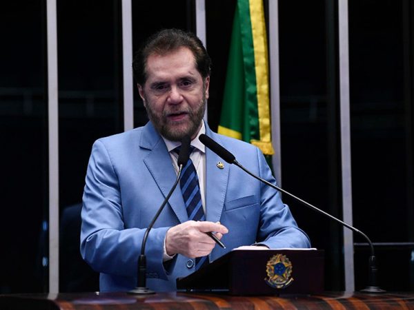 Em discurso, à tribuna, senador Plínio Valério (PSDB-AM).