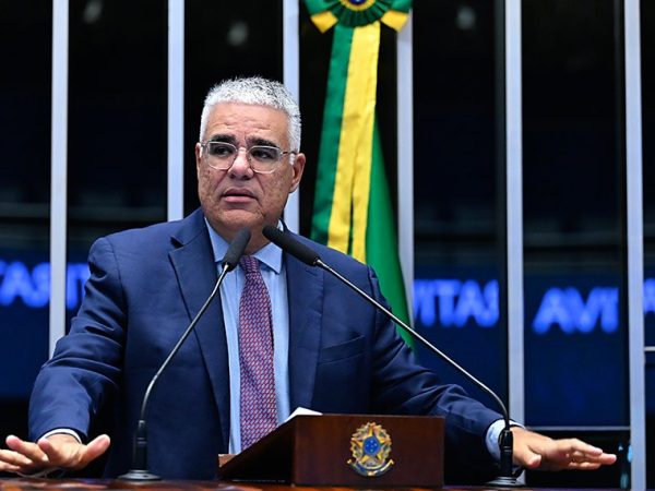 Em discurso, à tribuna, senador Eduardo Girão (Novo-CE).