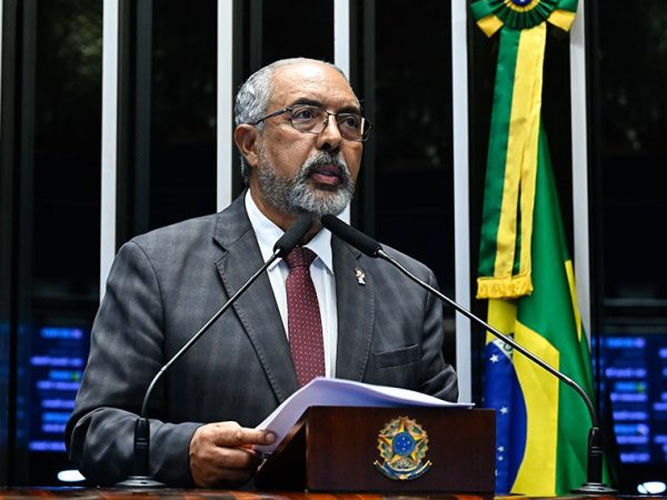 Em discurso, à tribuna, senador Paulo Paim (PT-RS).