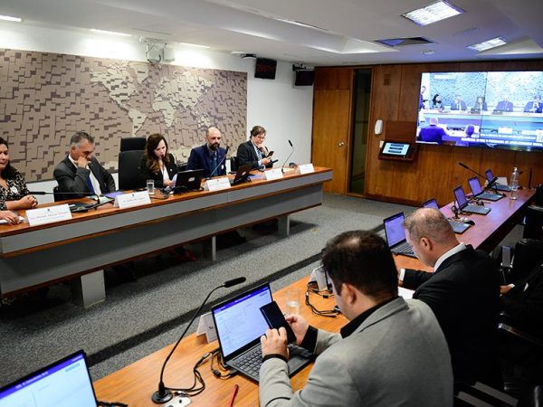 Mesa: 
gerente executiva da Unidade Estratégia Governo do Banco do Brasil (BB), Michele Alencar Teixeira; 
secretário Nacional de Política Agrícola do Ministro da Agricultura e Pecuária (Mapa), Guilherme Campos; 
presidente da CDR, senadora Professora Dorinha Seabra (União-TO); 
secretário Nacional de Fundos e Instrumentos Financeiros do Ministério da Integração e Desenvolvimento Regional (MDR), Eduardo Corrêa Tavares; 
diretor de Planejamento do Banco do Nordeste do Brasil (BNB), José Aldemir Freire.