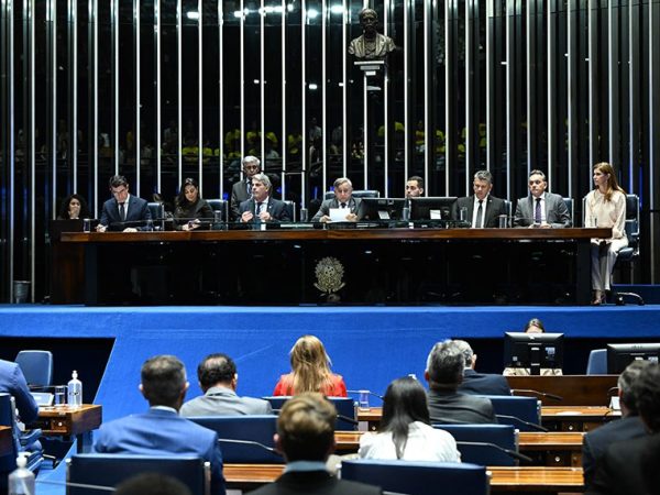 Mesa: 
diretor-superintendente do Serviço Social da Indústria (Sesi), Paulo Mól; 
diretora-executiva Nacional do Serviço Social do Transportes (Sest/Senat), Nicole Goulart; 
secretário de Educação Profissional e Tecnológica do Ministério da Educação, Marcelo Bregagnoli; 
presidente e requerente desta sessão, senador Izalci Lucas (PL-DF); 
secretário desta sessão; 
diretor-geral do Departamento Nacional do Serviço Social do Comércio (Sesc), José Carlos Cirilo; 
consultor da Presidência da Confederação da Agricultura e Pecuária do Brasil (CNA), Nilson Leitão; 
gerente-geral do Serviço Nacional de Aprendizagem do Cooperativismo (Sescoop), Karla Oliveira.