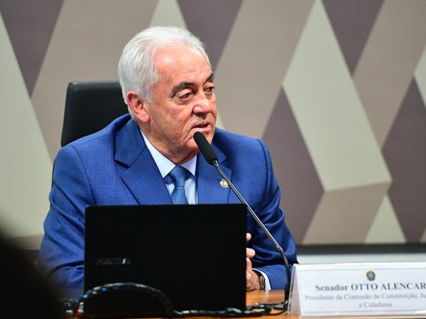 Mesa: 
presidente da CCJ, senador Otto Alencar (PSD-BA).