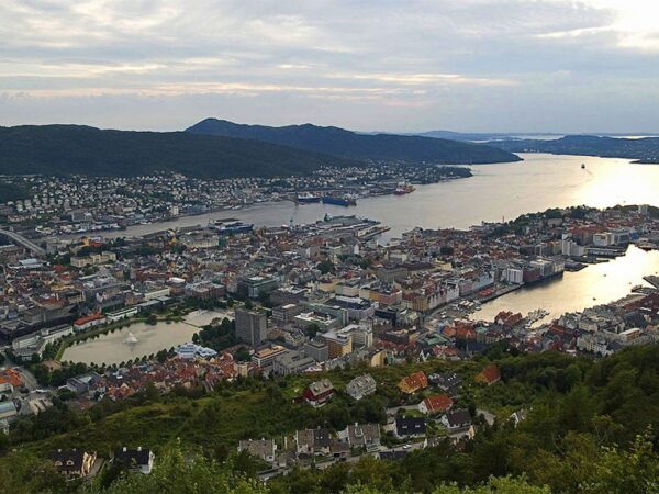 Vista de Bergen, na Noruega, e seu porto: país é um dos integrantes do EFTA, juntamente com Islândia, Suíça e  Liechtenstein Tomoyoshi Noguchi/Wikipedia