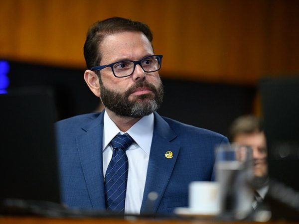 Em destaque, à bancada, senador Jorge Seif (PL-SC).