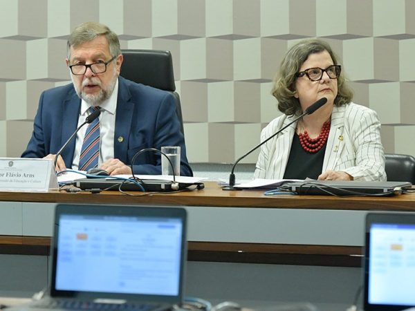 Mesa: 
presidente da CE, senador Flávio Arns (PSB-PR); 
relatora do PL 3.905/2021, senadora Teresa Leitão (PT-PE).
