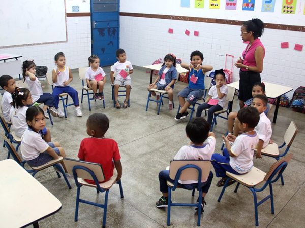 O projeto define quem são os professores da educação infantil para enquadramento na carreira do magistério Semed