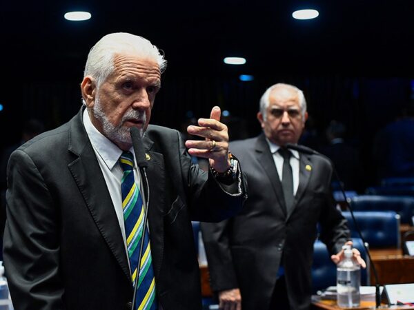 Bancada:
líder do governo no Senado Federal, senador Jaques Wagner (PT-BA) em pronunciamento;
senador Izalci Lucas (PSDB-DF).