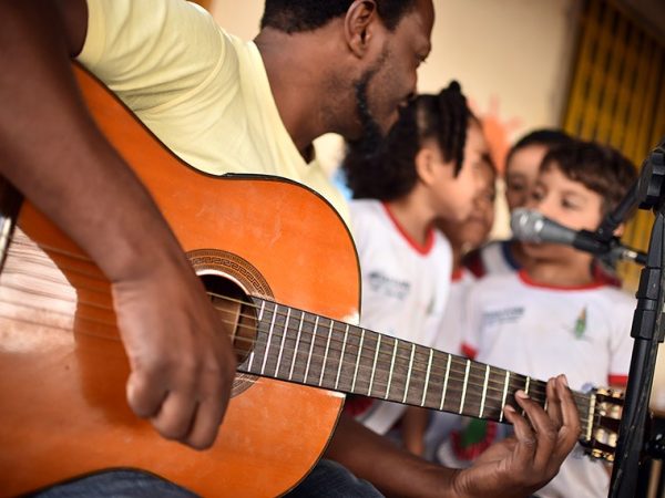 Na última quarta-feira (21), alunos da Escola Classe P Norte, no Sol Nascente, em Ceilândia, assistiram ao show do artista de Brasília Marcelo Café.