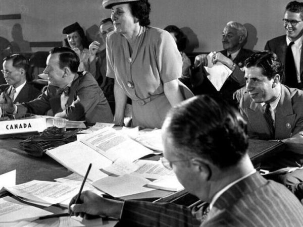 Escolas abordarão contribuição feminina na história, ciência, artes e cultura (na foto, Bertha Lutz em reunião na ONU) Arquivo/ONU