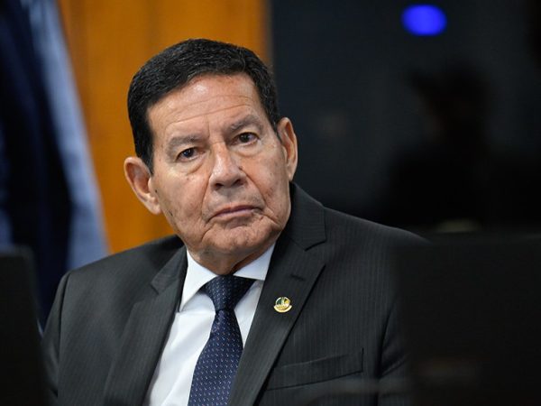 Senador Hamilton Mourão (Republicanos-RS) à bancada.