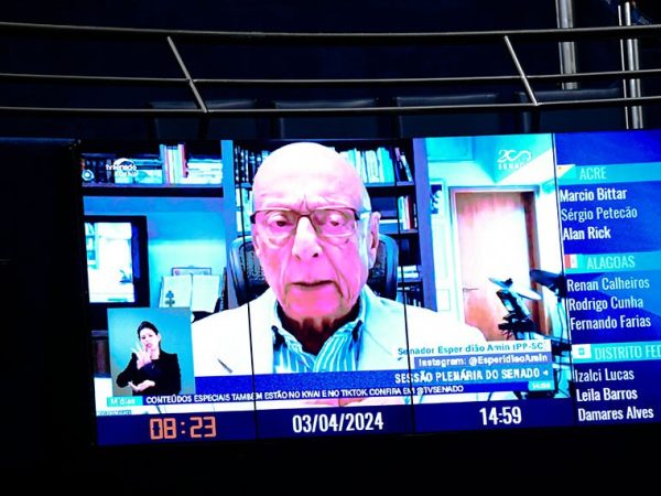 No painel, senador Esperidião Amin (PP-SC) em pronunciamento via videoconferência.