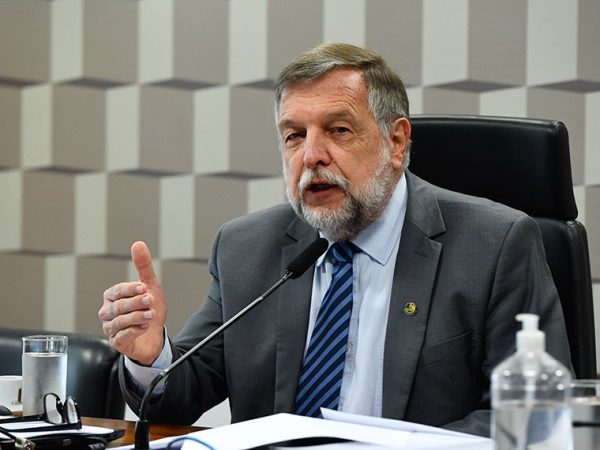 Presidente da comissão, o senador Flávio Arns é autor da proposta Roque de Sá/Agência Senado
