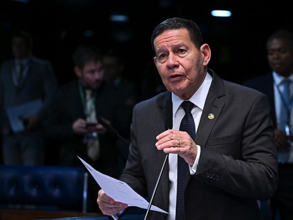 Senador Hamilton Mourão (Republicanos-RS) em pronunciamento à bancada.