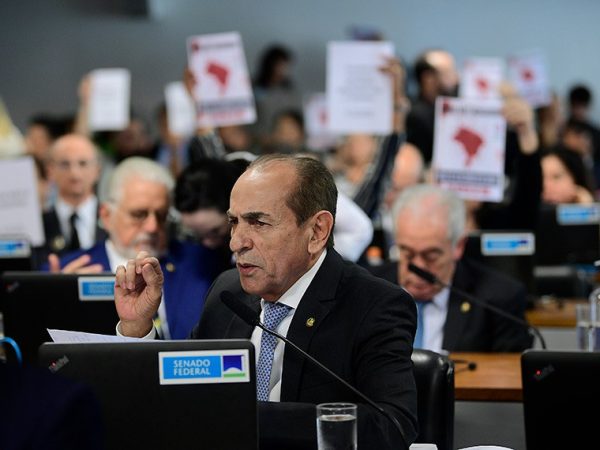 Mesa:
presidente em exercício da CCJ, senador Marcelo Castro (MDB-PI).