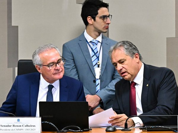 Mesa: 
secretário de Reformas Econômicas do Ministério da Fazenda, Marcos Barbosa Pinto;
ministro de Estado da Fazenda, Fernando Haddad;
presidente da CMMPV 1.303/2025, senador Renan Calheiros (MDB-AL);
vice-presidente da CMMPV 1.303/2025, deputado Carlos Zarattini (PT-SP).