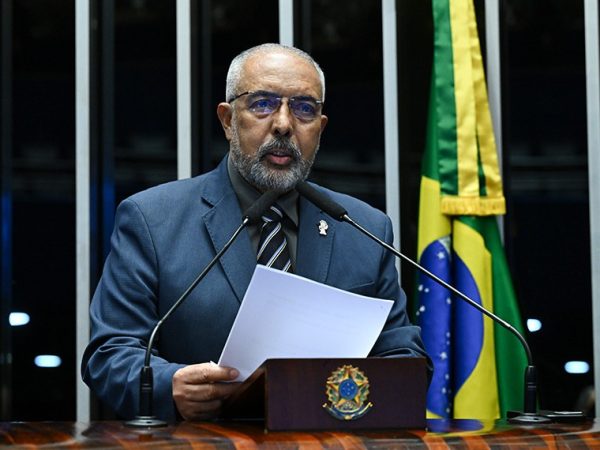 À tribuna, em discurso, senador Paulo Paim (PT-RS).
